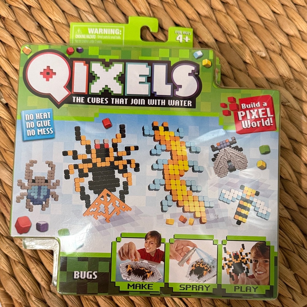 Bugs Builder Set – Creative Pixel Blocks in Green, Black & Orange
